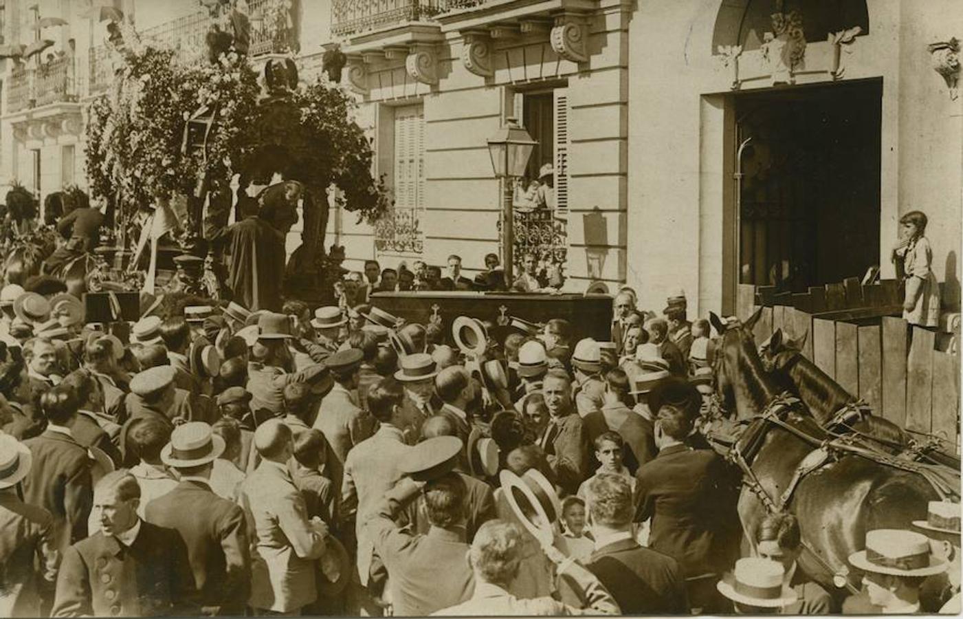 Entierro de Mariano de Cavia.. Momento en el que su féretro sale de la Casa del periódico «El Sol» donde estuvo expuesto el cadáver.