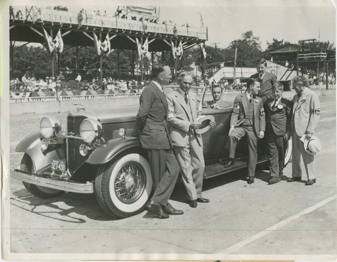 Henry Ford en las 500 millas de Indinápolis. De izquierda a derecha, Eddie Rickenbacker, presidente de Speedway Corp, Herny Ford y su hijo Edsel, Harvey Firestone Jr., Henri Ford Jr. Y Benson Ford.