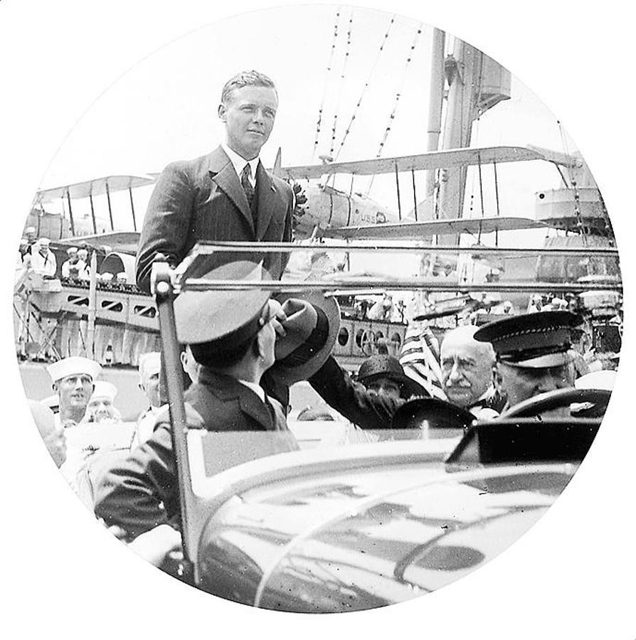 Recibimiento de los parisinos a Charles Lindbergh a París. 