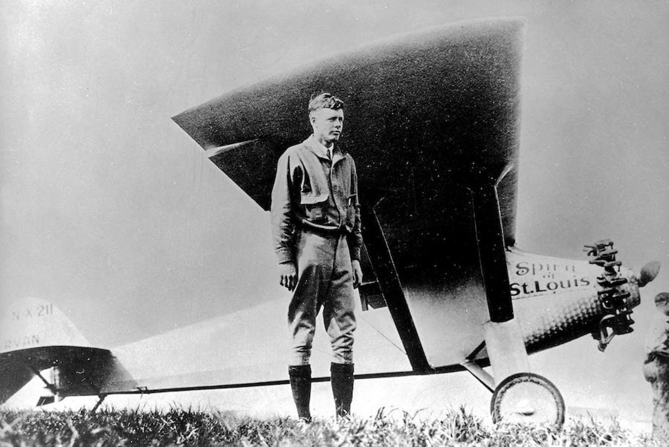 Charles Lindberg con el avión «El espíritu de San Luis». 