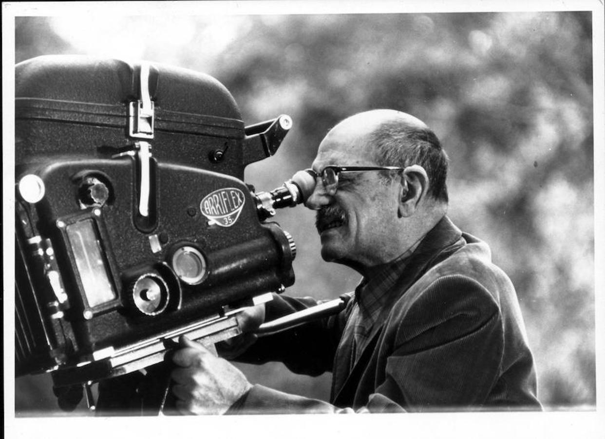 Luis Buñuel durante el rodaje de una de sus películas. 