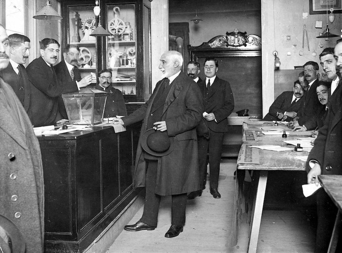 Antonio Maura en un colegio electoral durante unas elecciones. 