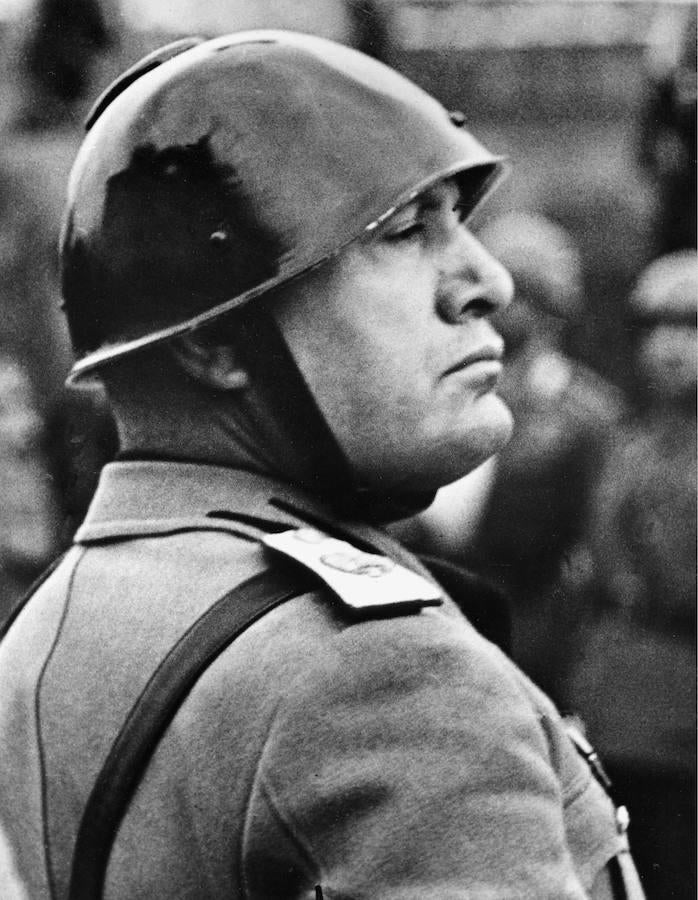 Mussolini ante el monumento en honor al 68 cumpleaños de Víctor Manuel en Roma. 