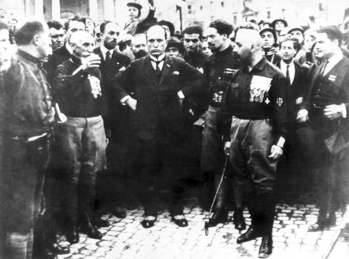 Mussolini en «La Marcha sobre Roma». Mussolini al frente de 40.000 camisas negras