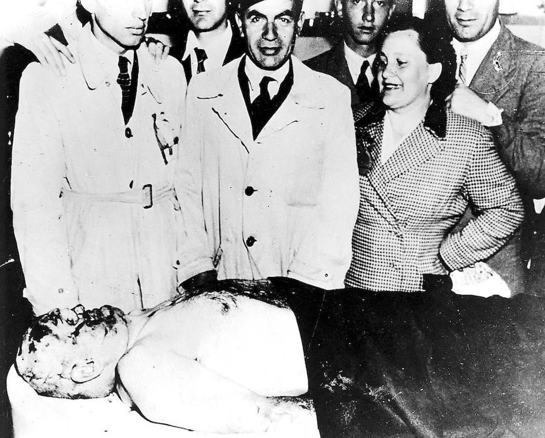 El cuerpo de Benito Mussolini sin vida. 