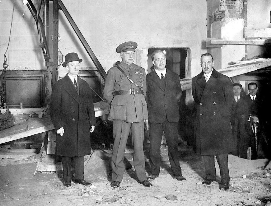 El general Primo de Rivera, presidente del Consejo de Ministros, durante su visita en 1927 al teatro real en reconstrucción. Miguel Primo de Rivera aparece acompañado del ministro de Instrucción Pública, del arquitecto restaurador del teatro, señor Flores, y del arquitecto señor Martín