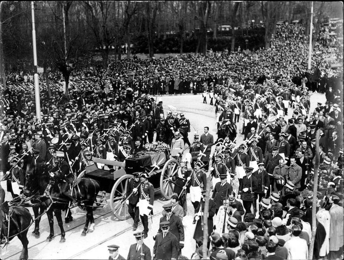 Aspecto del cortejo fúnebre de Miguel Primo de Rivera. 