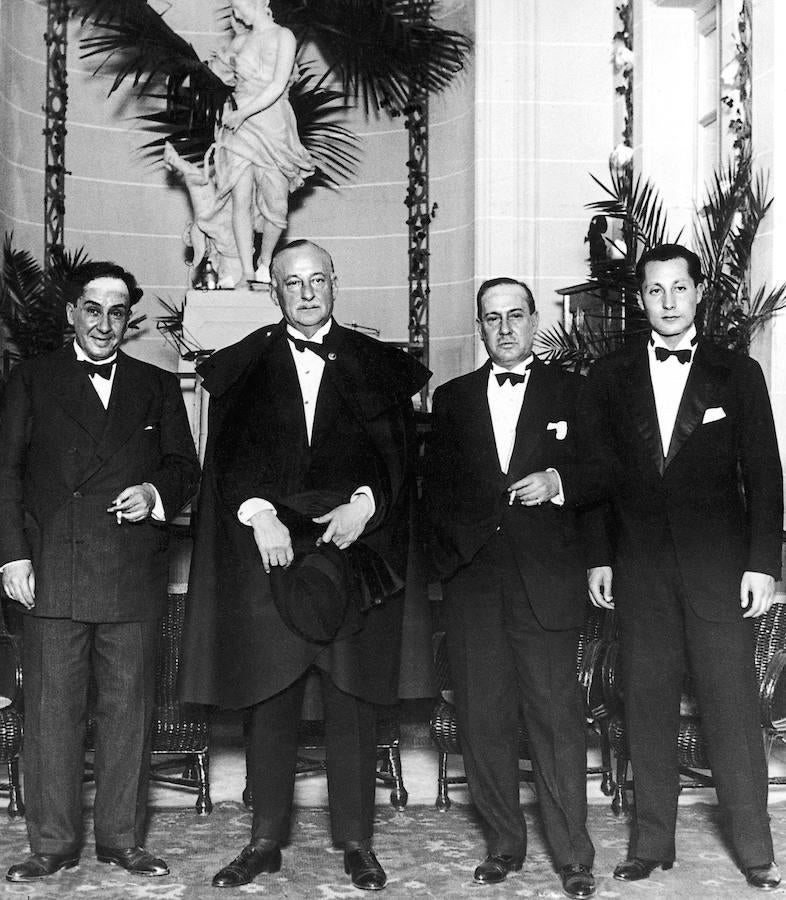 Miguel Primo de Rivera junto a los hermanos Manuel y Antonio Machado. Homenaje a los hermanos Machado en el Hotel Ritz con motivo de las cien representaciones de «La Lola se va a los puertos».