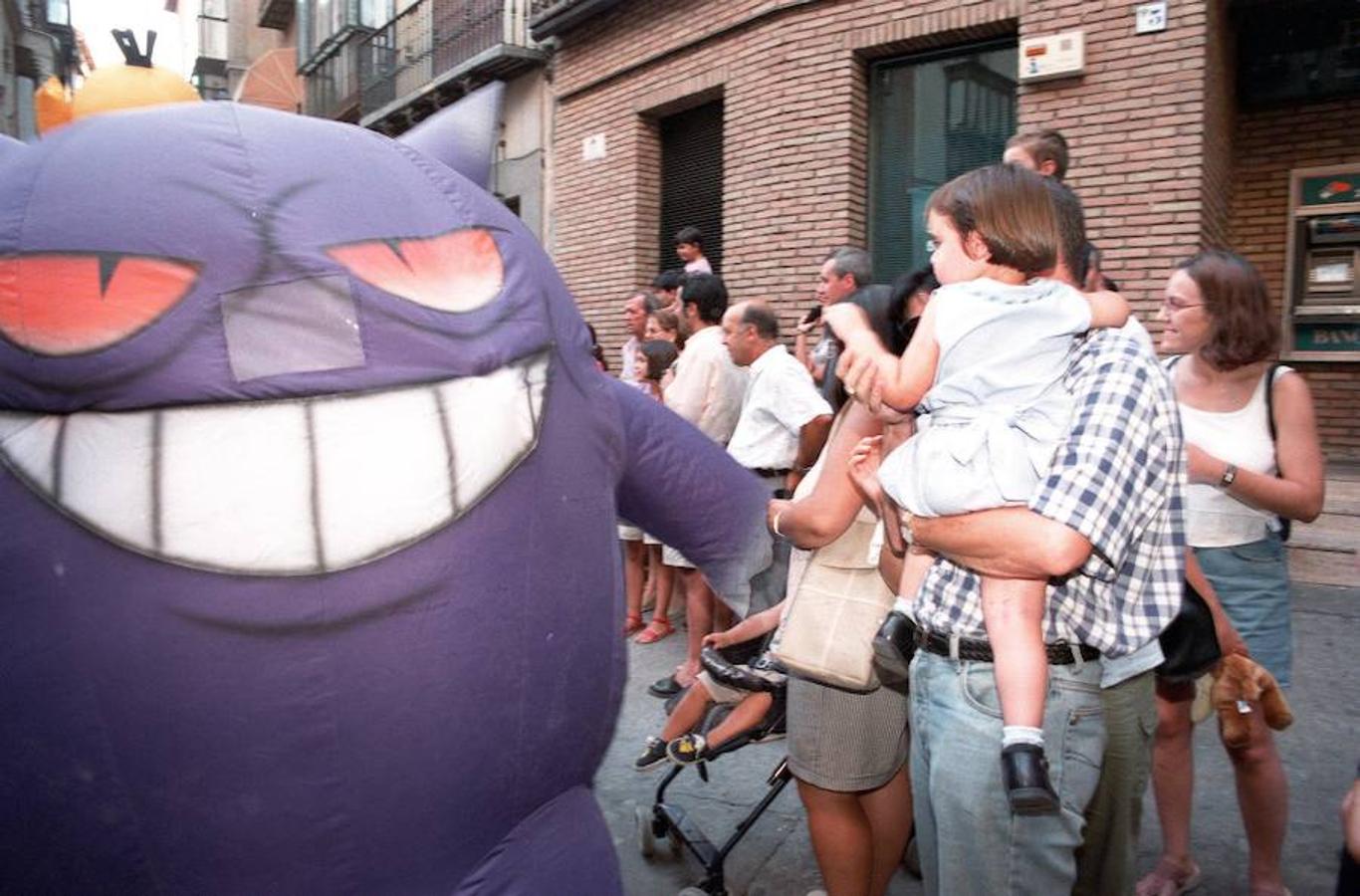 Desfile de gigantes y cabezudos en la víspera de las fiestas de Toledo. 2002. 