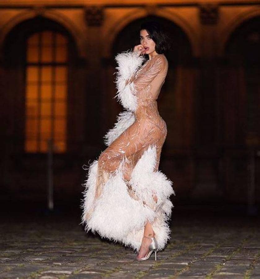 Dua Lipa. La cantante y modelo luce así de espectacular en París, ciudad en la que actuó hace unos días