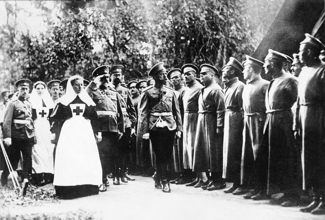 Nicolás II acompañado por sus soldados y las enfermeras de la Cruz Roja en la Primera Guerra Mundial. 