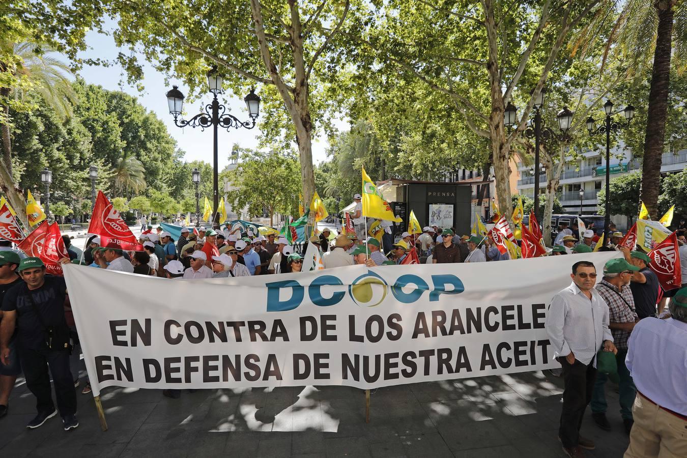 Protesta de agricultores en el consulado americano de Sevilla