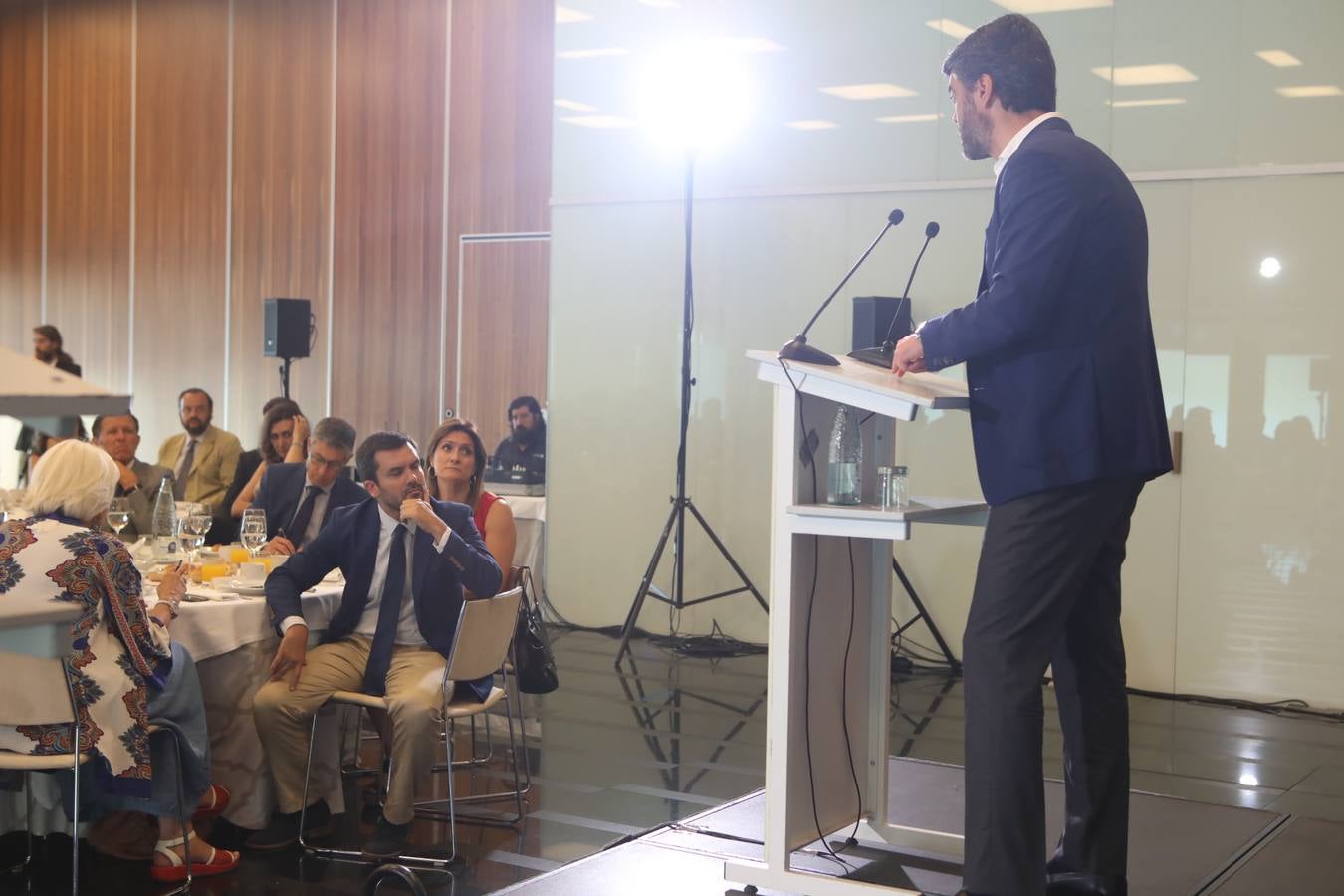 Luis Enríquez durante el acto de 'La Mirada Económica' en el salón del Parador de Cádiz.