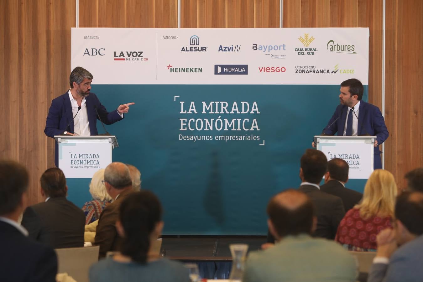 Luis Enríquez, durante el coloquio posterior a su charla.