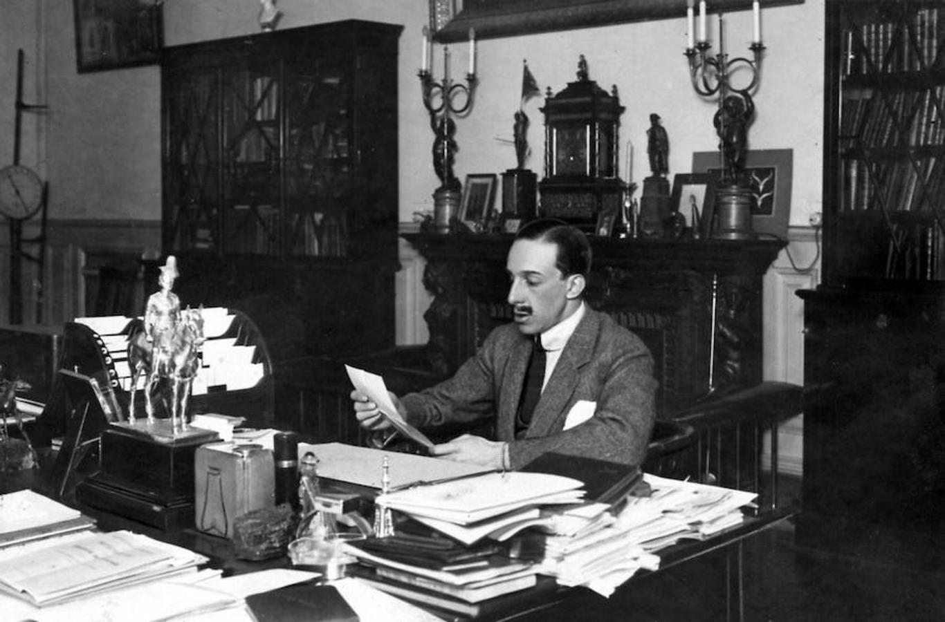 El Rey Alfonso XIII en su despacho. 