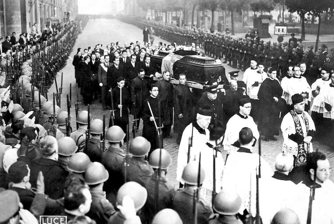 Los restos de Alfonso XIII son conducidos desde el Gran Hotel de Roma a la Iglesia de Santa María de los Ángeles, para trasladarlos a la de Montserrat. 