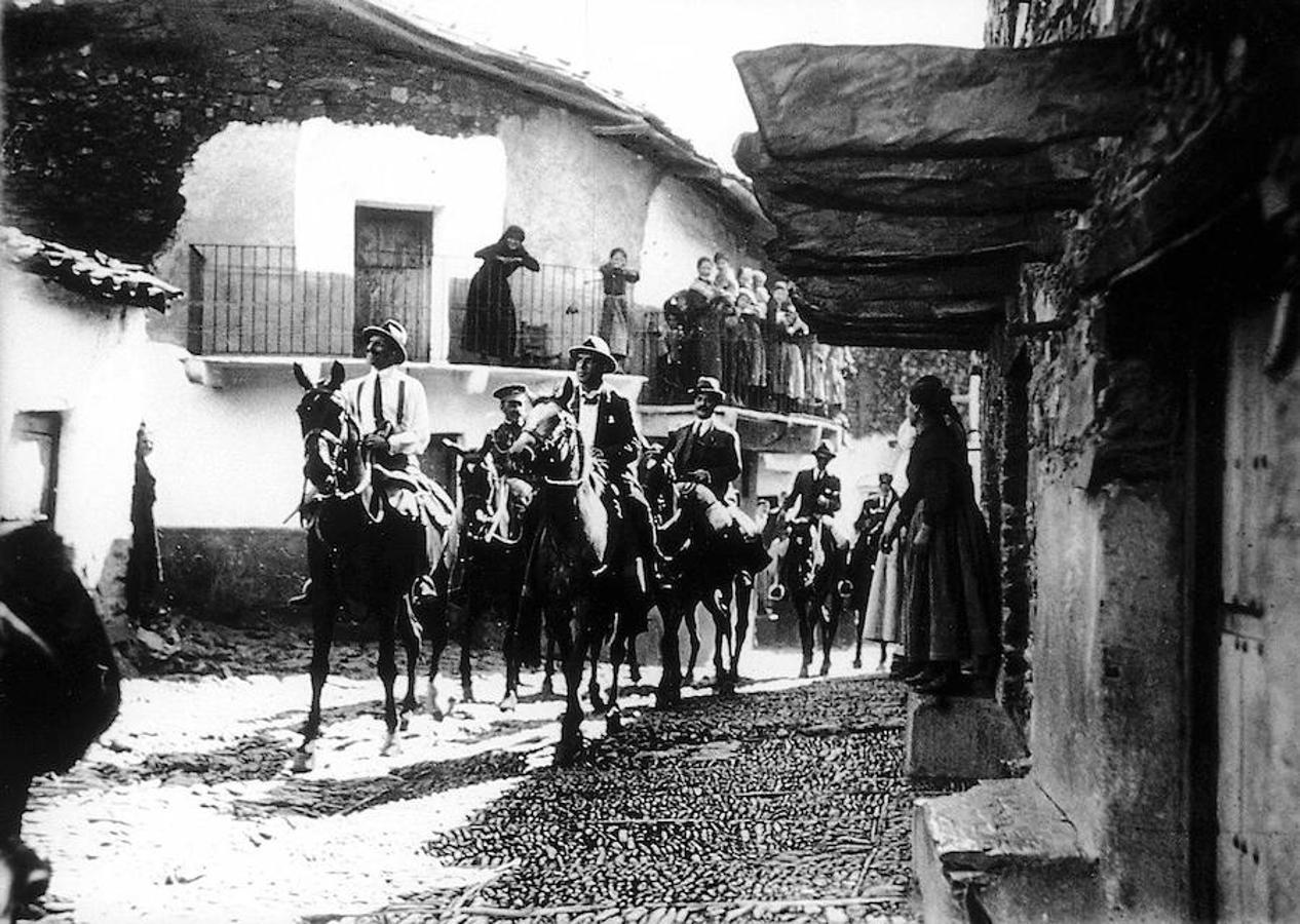 Entrada del monarca en la Alquería de la Fragosa. Apareciendo al lado del rey, el Dr. D. Gregorio Marañón. Detrás, el Coronel Oregón y el Ministro de la Gobernación, Sr. Pinies, y al fondo, el Duque de Miranda en 1922