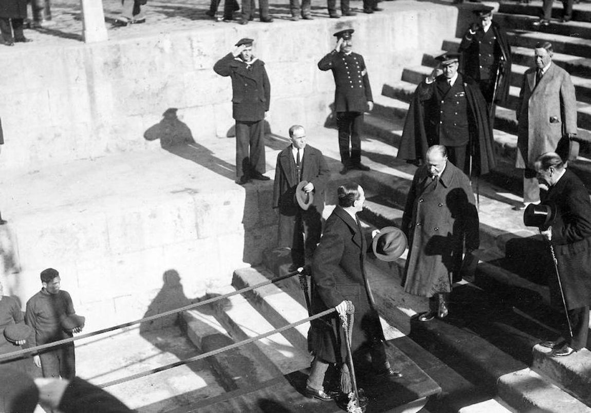 El Rey despidiéndose al embarcar de la Exposición Iberoamericana. 