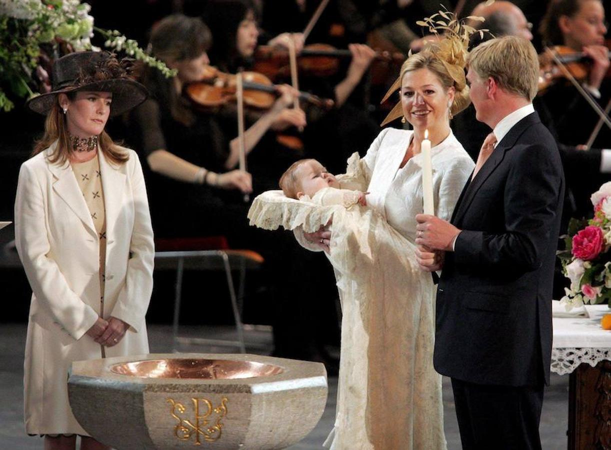 Máxima de Holanda, de blanco en el bautizo de la princesa Amalia. 