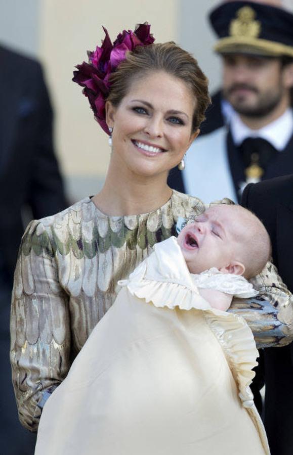 Para el bautizo de su segundo hijo, Nicolás, se decantó por tonos metalizados y un tocado rosa. 