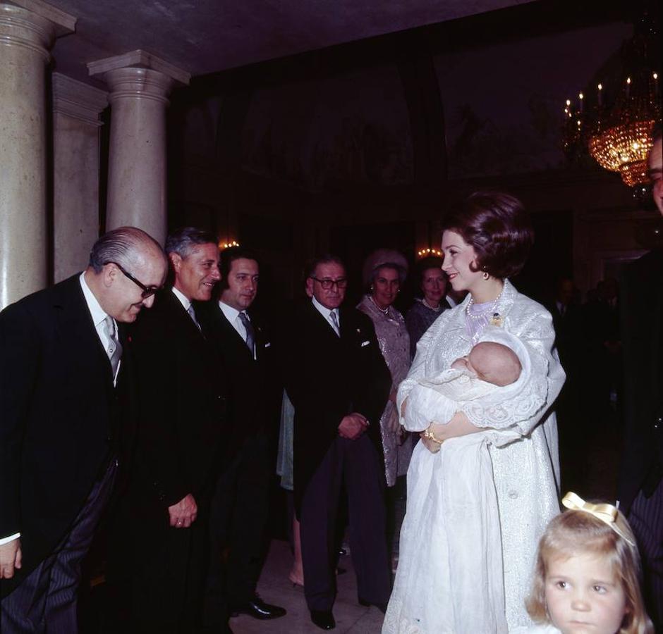 La Reina Sofía, con vestido rosa y abrigo blanco en el abutizo del Rey Don Felipe. 