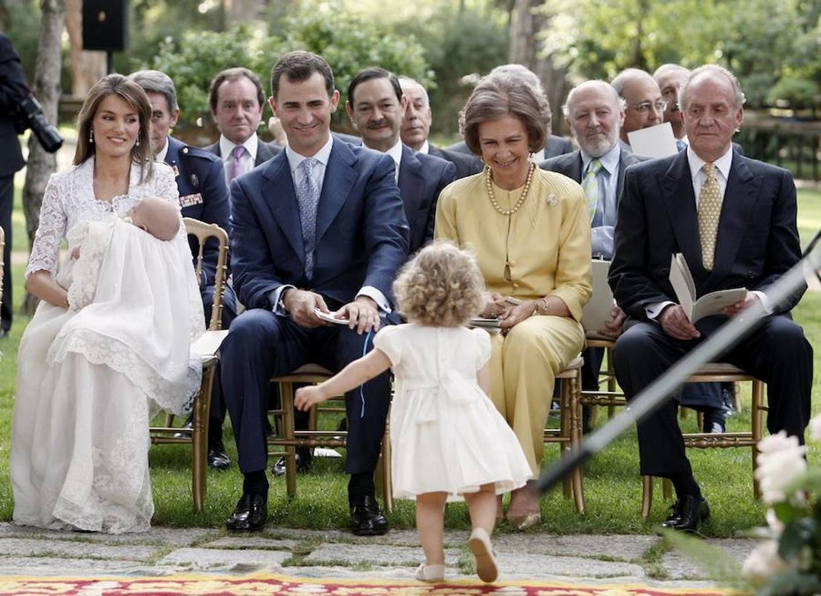 La entonces Princesa de Asturias, Doña Letizia, de encaje blanco en el bautizo de la Infanta Sofía, en el que la Princesa Leonor fue el centro de atención. 