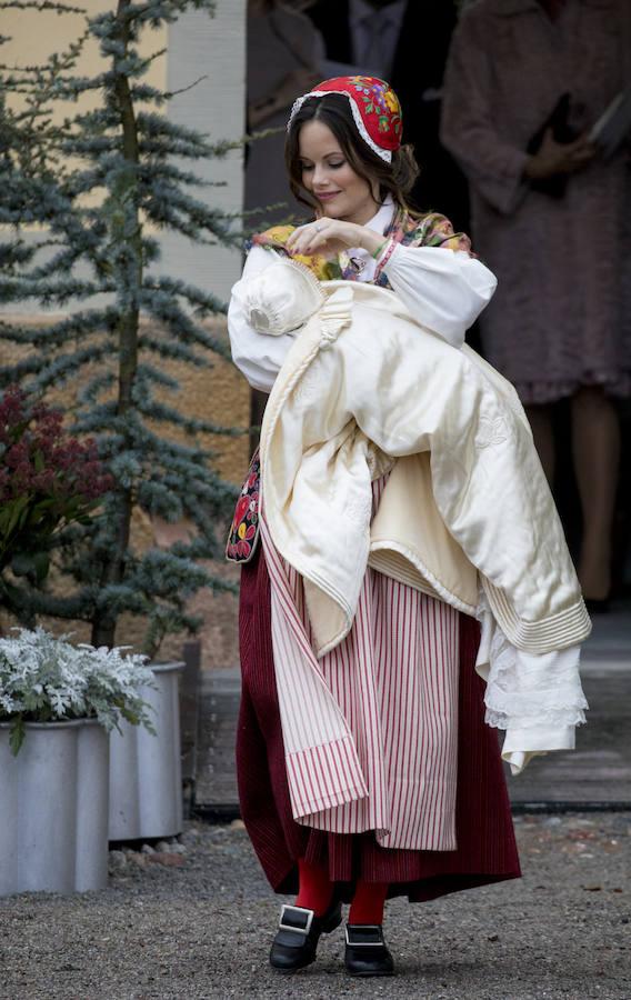 Sofía de Suecia sorprendió con el traje tradicional de su país en el bautizo de su segundo hijo, Gabriel. 