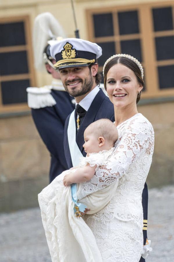 Para el de su primogénito, Alejandro de Suecia, eligió un clásico vestido de encaje blanco y diadema de perlas. 