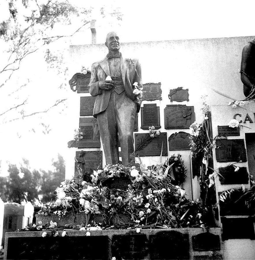 Monumento en Buenos Aires a Carlos Gardel. 