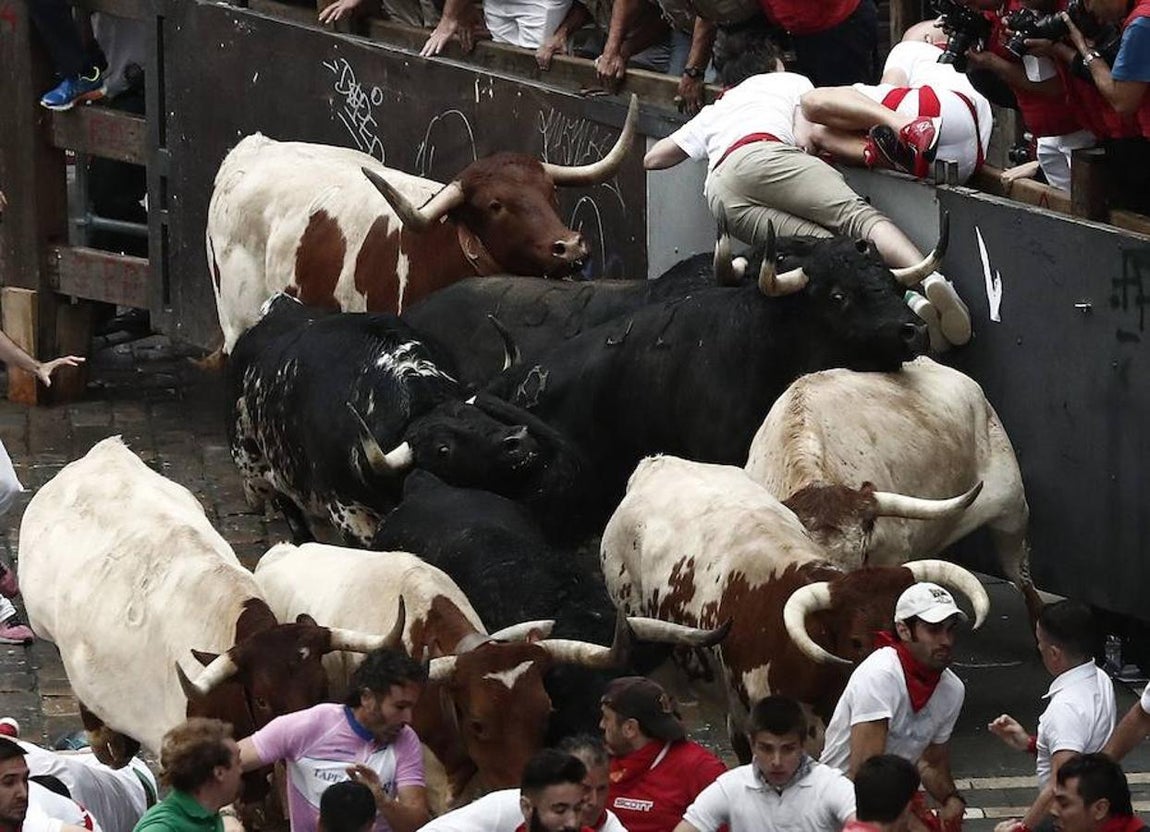 Las mejores imágenes del encierro de San Fermín del 7 de julio