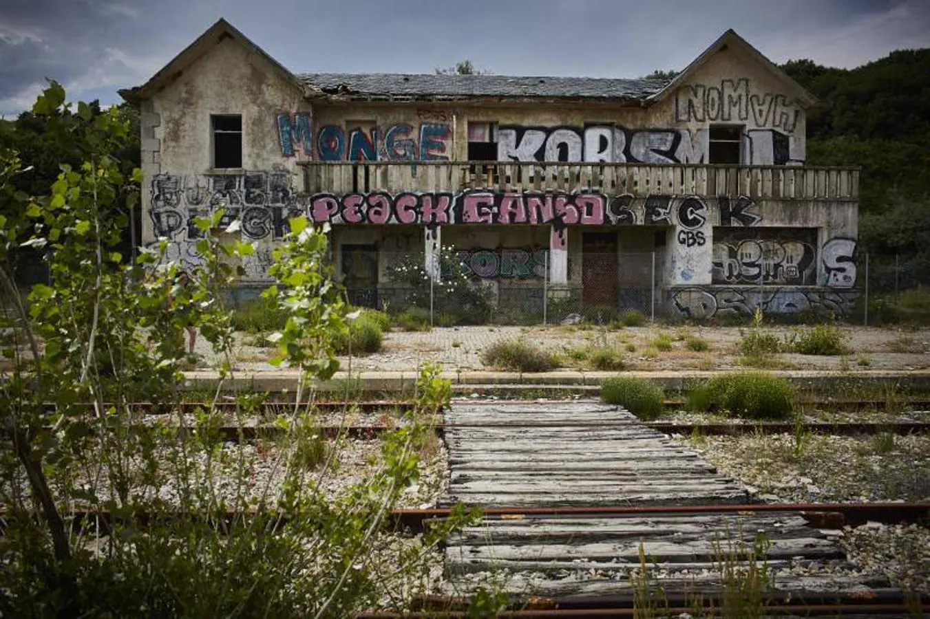 12. Robregordo. Apeadero abandonado y vandalizado en una vía de ferrocarril que lleva 15 años es desuso