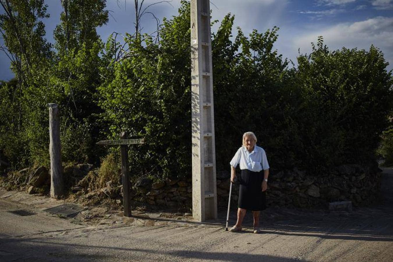 7. Una anciana pasea en soledad por una de las calles de Piñuecar