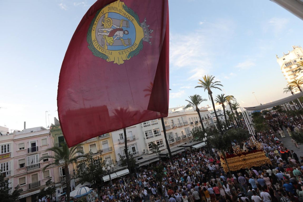 El Vía Crucis diocesano de Cádiz, en imágenes