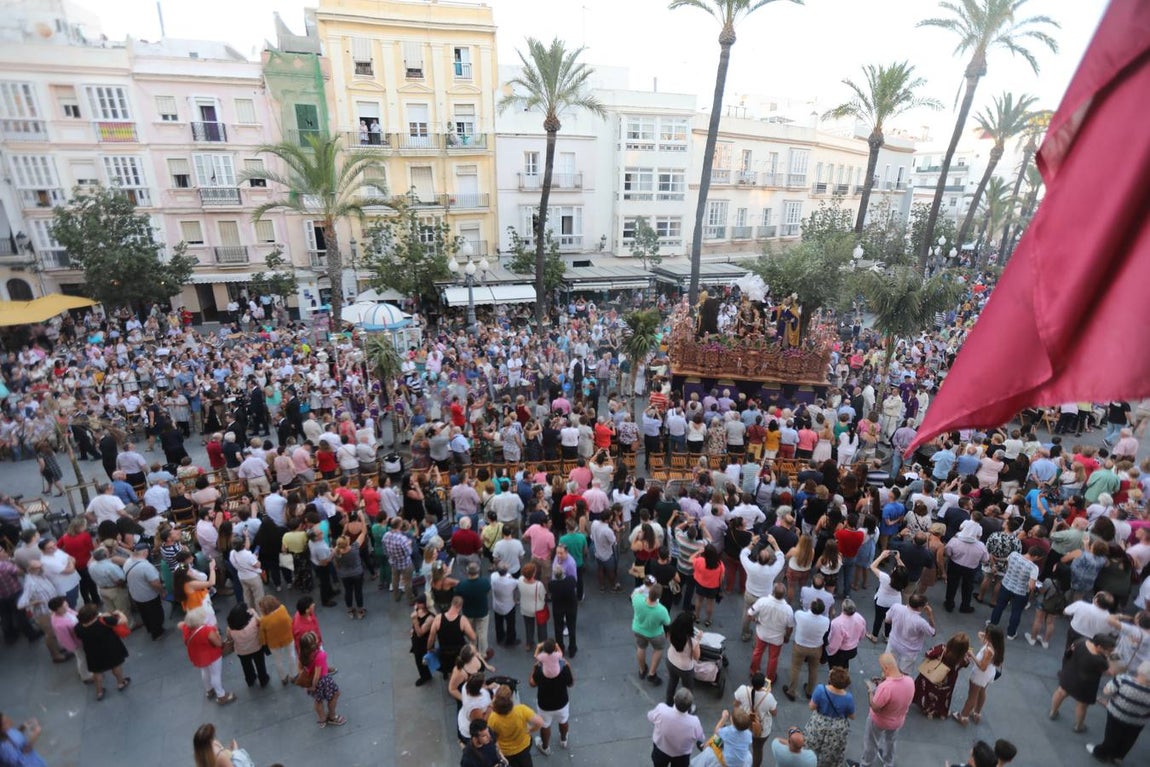 El Vía Crucis diocesano de Cádiz, en imágenes