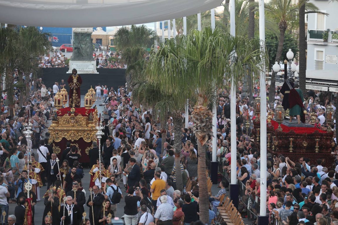 El Vía Crucis diocesano de Cádiz, en imágenes