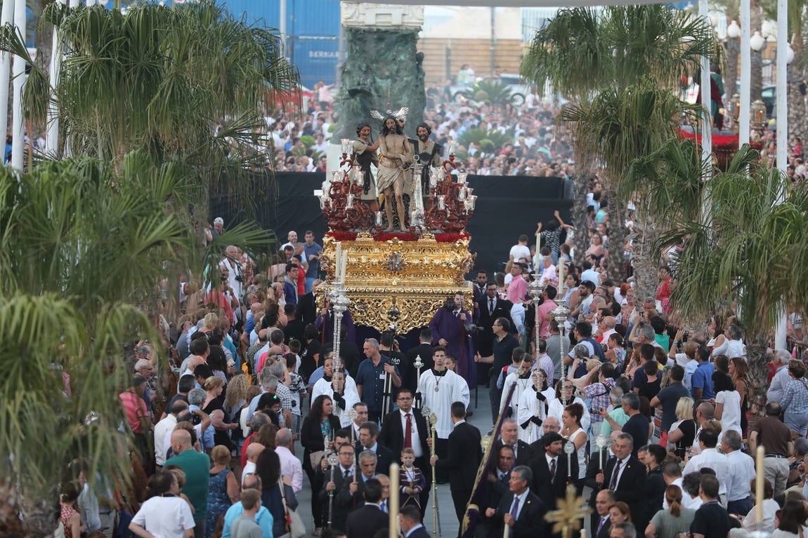El Vía Crucis diocesano de Cádiz, en imágenes