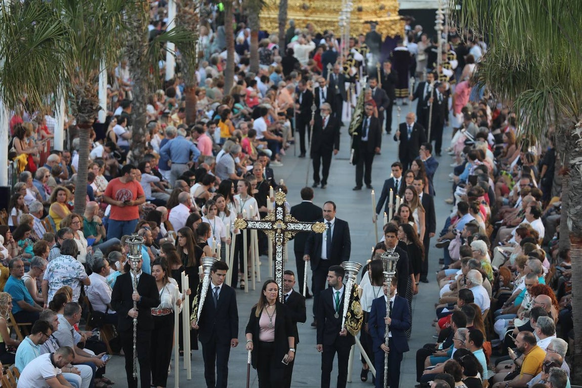 El Vía Crucis diocesano de Cádiz, en imágenes
