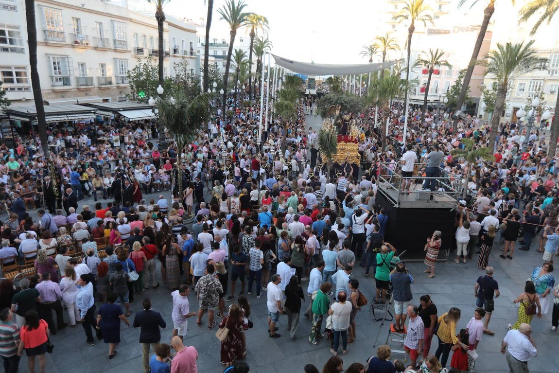 El Vía Crucis diocesano de Cádiz, en imágenes