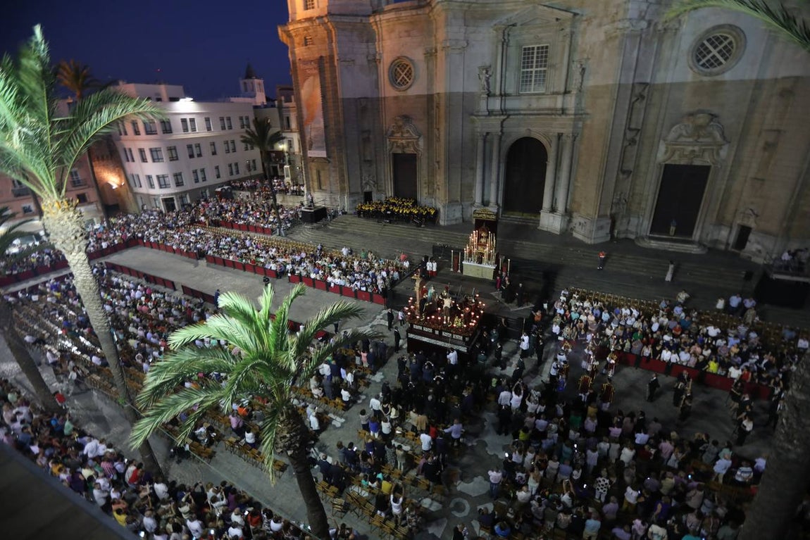 El Vía Crucis diocesano de Cádiz, en imágenes (II)