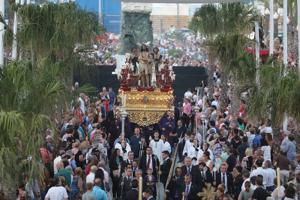 El Vía Crucis diocesano de Cádiz, en imágenes (II)