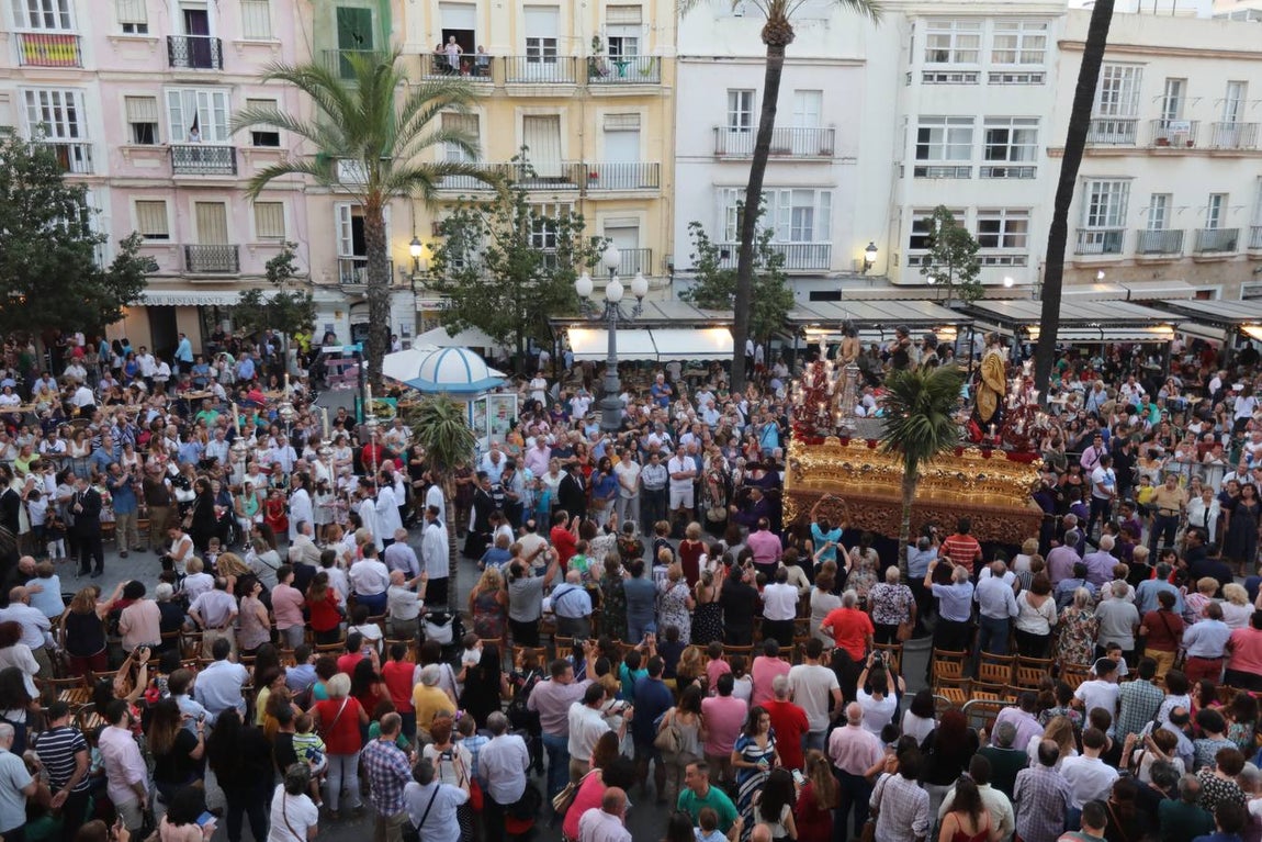 El Vía Crucis diocesano de Cádiz, en imágenes (II)