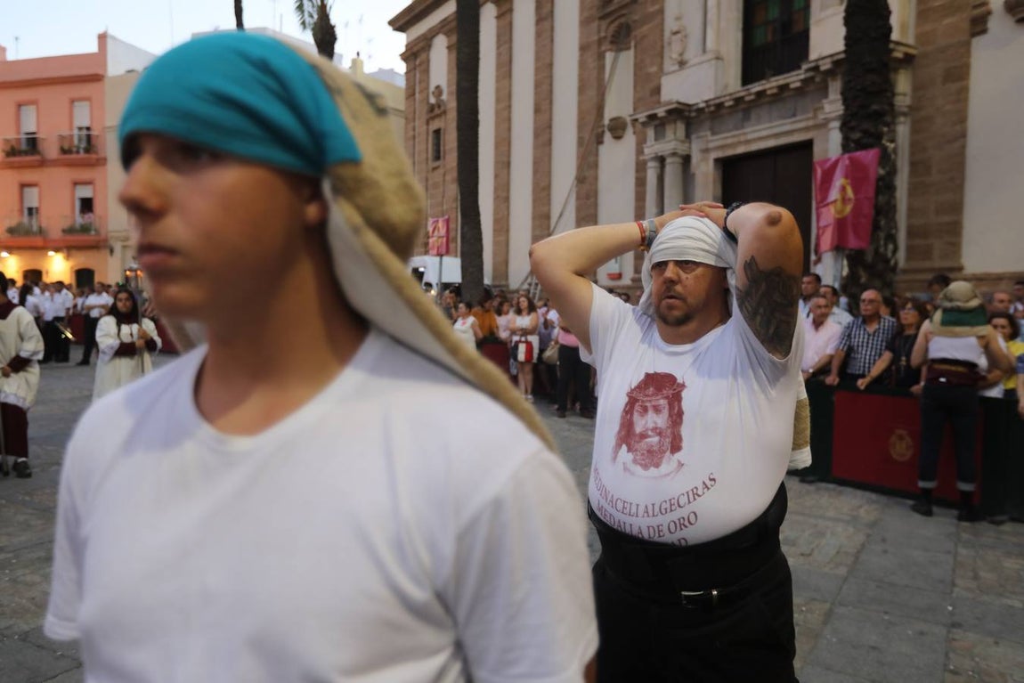 El Vía Crucis diocesano de Cádiz, en imágenes (II)