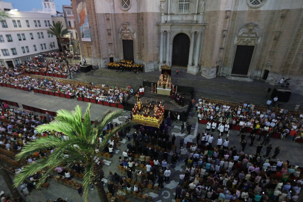 El Vía Crucis diocesano de Cádiz, en imágenes (II)