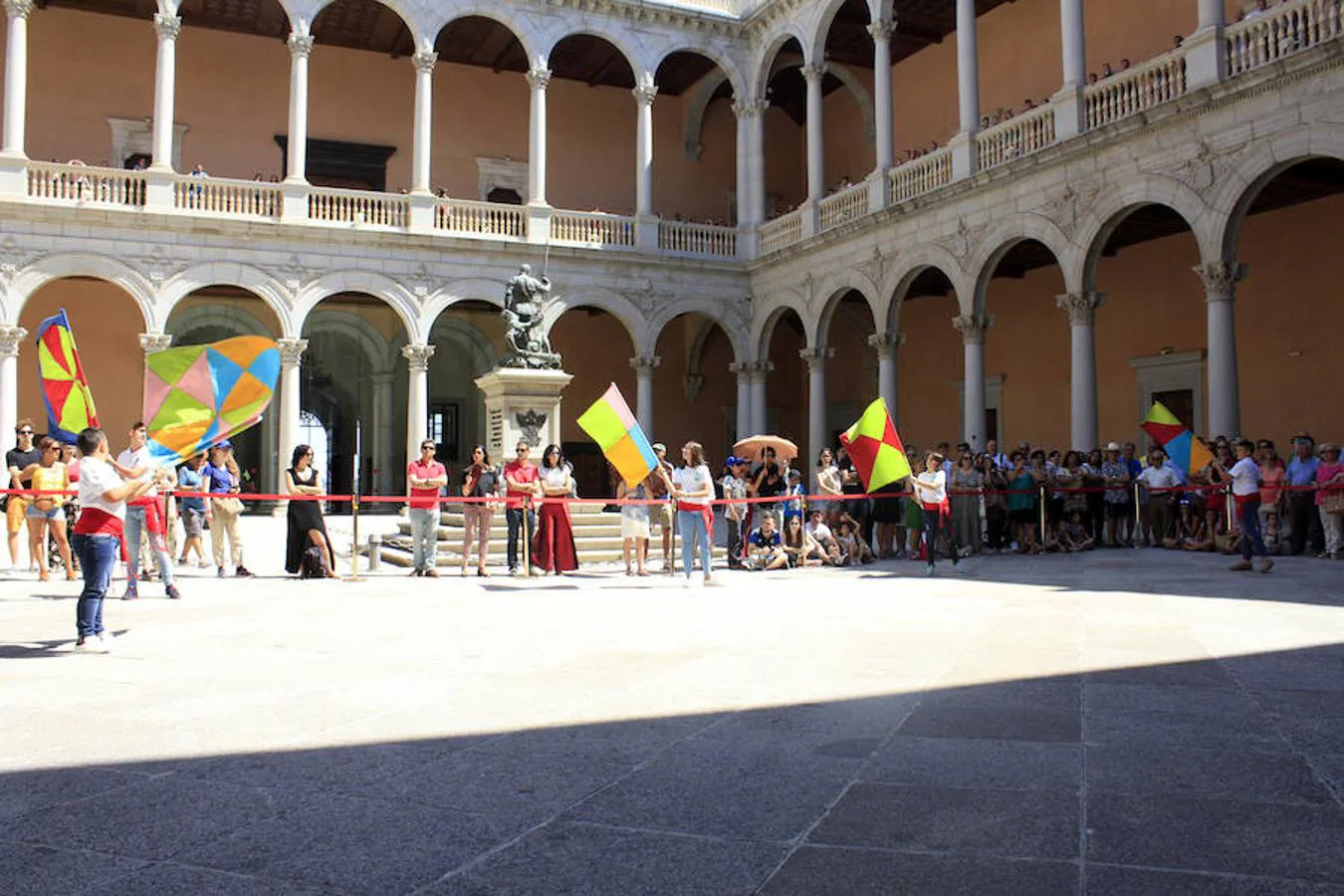 El Baile de la Bandera «toma» el Alcázar de Toledo