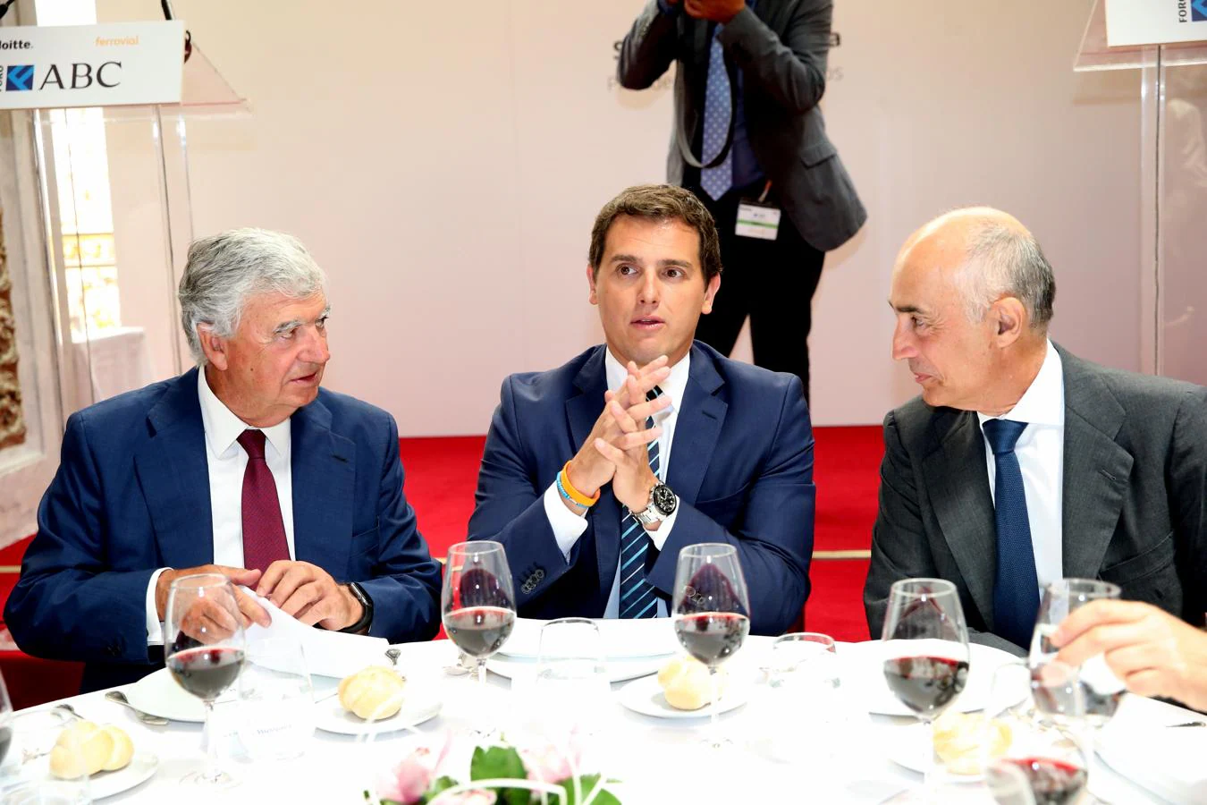 Rafael del Pino, presidente de Ferrovial (derecha), y Santiago Bergareche, presidente de Vocento (izquierda), hablan con el presidente de Ciudadanos durante el almuerzo en el Foro de ABC. 