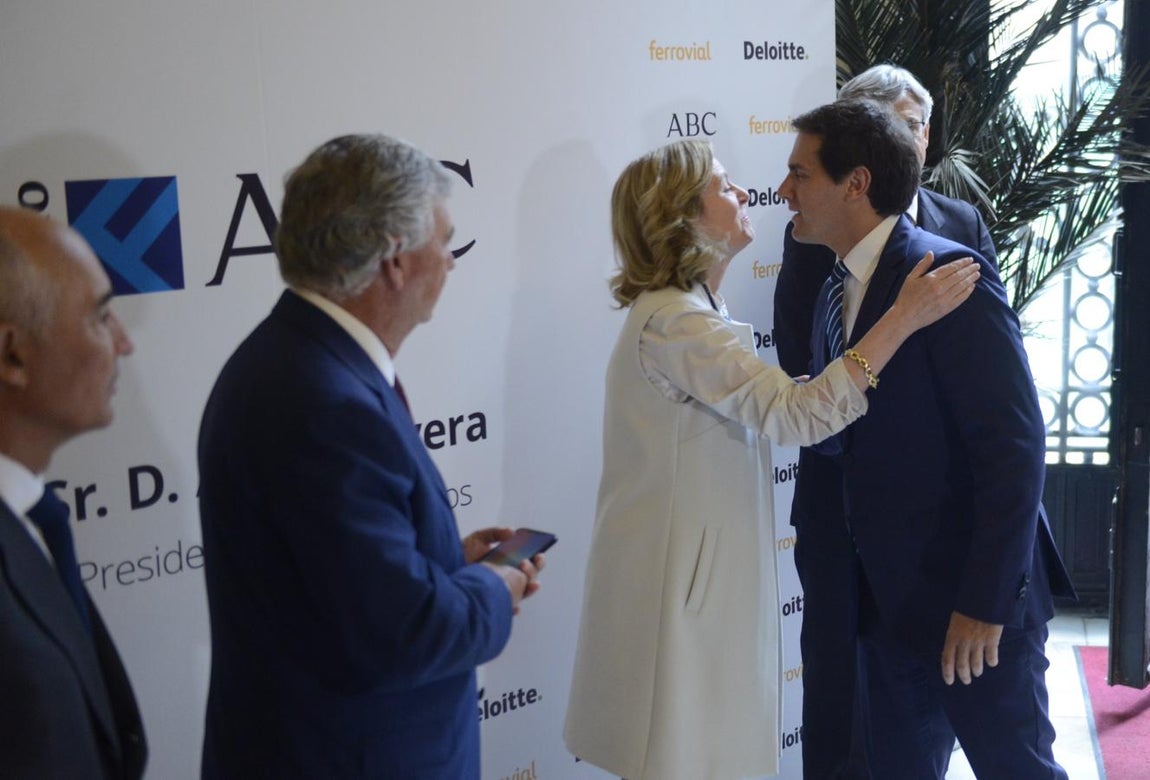 Catalina Luca de Tena saluda a Albert Rivera. «Ciudadanos condiciona algunos de los gobiernos autonómicos más relevantes de España (....) y su vocación como partido nacional crece exponencialmente», dijo la presidenta editora de diario ABC.. 