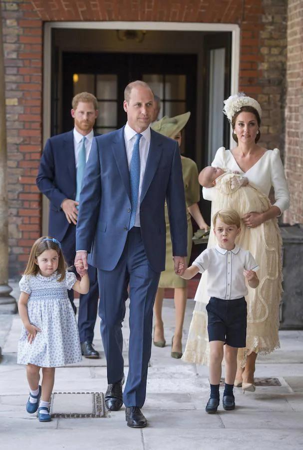 Guillermo de Inglaterra con sus hijos, Luis y Carlota de Cambridge. 