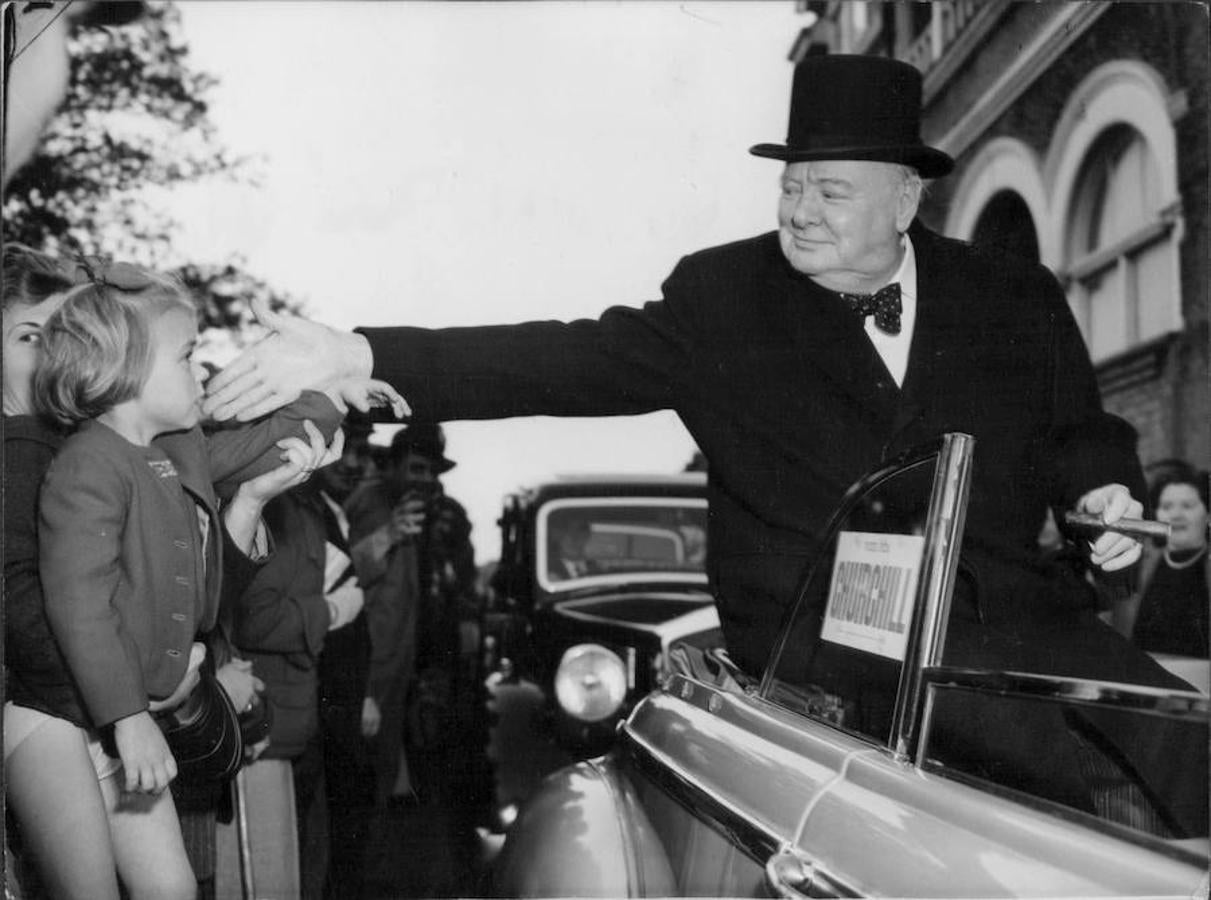 Churchill en Woodfor al realizar su viaje electoral. 