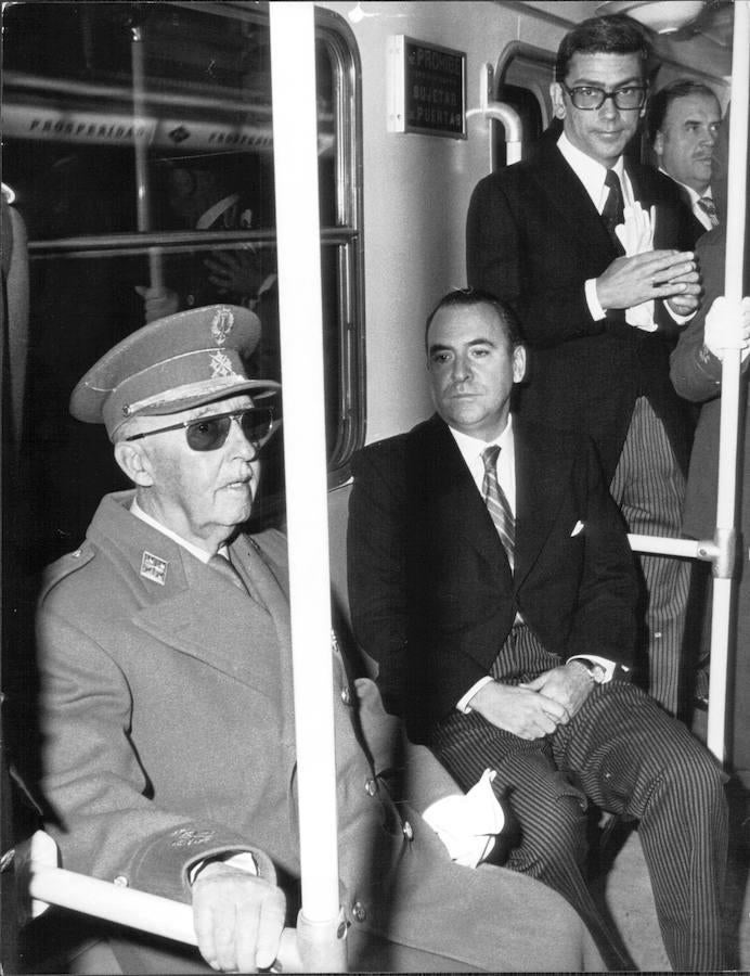 Franco acompañado por el ministro de obras públicas, Gonzálo Fernández de la Mora, cuando se inauguró el tramo de metro Diego de León-Avenida América-Prosperidad-Alfonso XIII. 