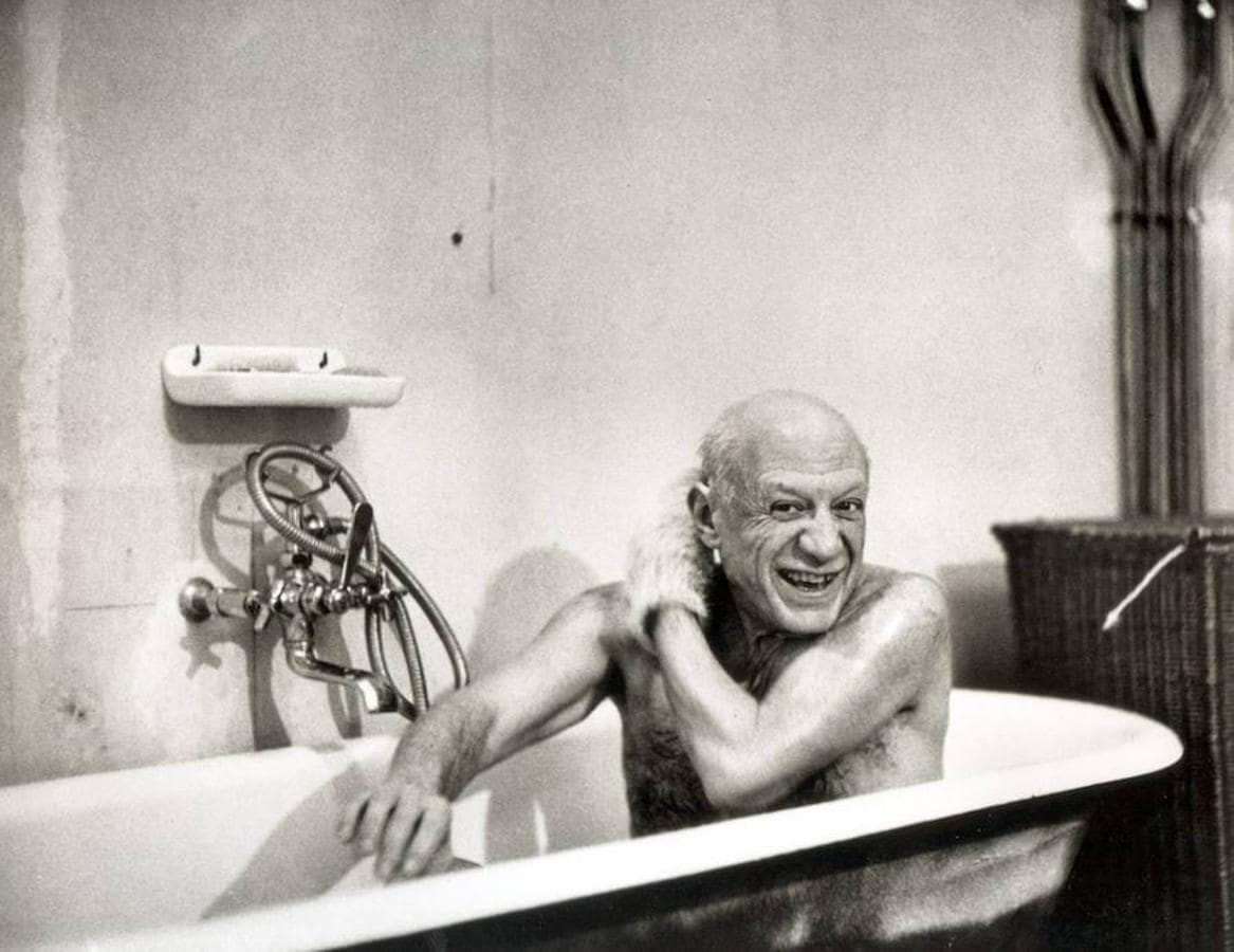 Pablo Picasso en una bañera. 